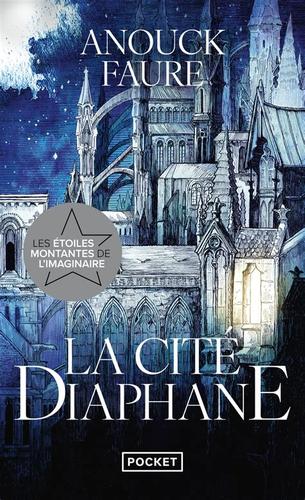 Une illustration à l'encre bleue représente une cité gothique monumentale avec des arcs-boutants, des flèches et des cathédrales. Le titre "La cité diaphane est écrite en blanc, en vas de l'image.