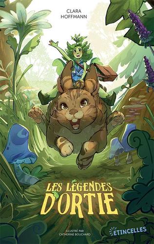 Une petite fée à la peau verte et aux cheveux en feuilles chevauche un gros lapin brun qui galope vers nous. L'arrière plan est composé d'une forêt lumineuse aux champignons bleus géants. Le titre "Les légendes d'Ortie" est écrit en lettres dorées en bas de l'image.